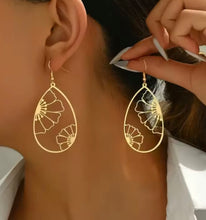 Load image into Gallery viewer, GOLD FLOWER HOLLOW EARRINGS
