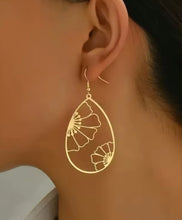 Load image into Gallery viewer, GOLD FLOWER HOLLOW EARRINGS