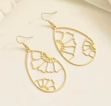 Load image into Gallery viewer, GOLD FLOWER HOLLOW EARRINGS