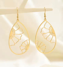 Load image into Gallery viewer, GOLD FLOWER HOLLOW EARRINGS