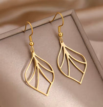 Load image into Gallery viewer, GOLD HOLLOW LEAF PENDANT EARRINGS
