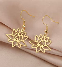 Load image into Gallery viewer, GOLD LOTUS FLOWER EARRINGS