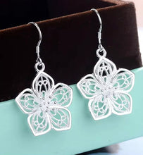 Load image into Gallery viewer, SILVER FLOWER EARRINGS