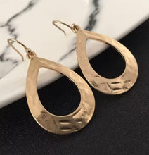 Load image into Gallery viewer, GEO OVAL GOLD EARRINGS
