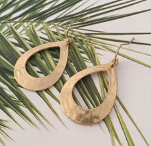 Load image into Gallery viewer, GEO OVAL GOLD EARRINGS