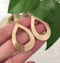 Load image into Gallery viewer, GEO OVAL GOLD EARRINGS