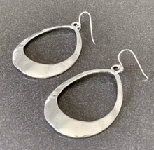 Load image into Gallery viewer, GEO OVAL SILVER EARRINGS