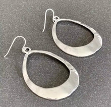 Load image into Gallery viewer, GEO OVAL SILVER EARRINGS