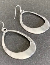 Load image into Gallery viewer, GEO OVAL SILVER EARRINGS