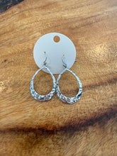 Load image into Gallery viewer, GEO OVAL SILVER EARRINGS