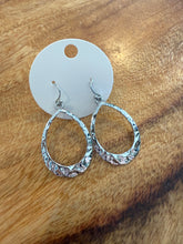 Load image into Gallery viewer, GEO OVAL SILVER EARRINGS