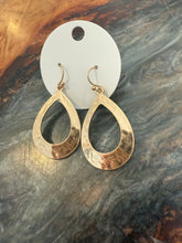 Load image into Gallery viewer, GEO OVAL GOLD EARRINGS