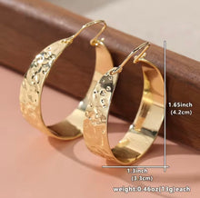 Load image into Gallery viewer, GOLD HOOP DETAILED EARRINGS