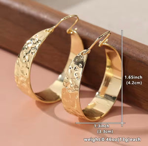 GOLD HOOP DETAILED EARRINGS