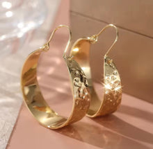 Load image into Gallery viewer, GOLD HOOP DETAILED EARRINGS