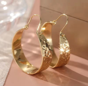 GOLD HOOP DETAILED EARRINGS