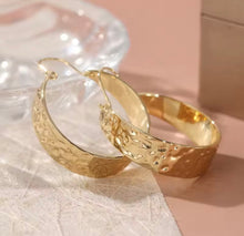 Load image into Gallery viewer, GOLD HOOP DETAILED EARRINGS