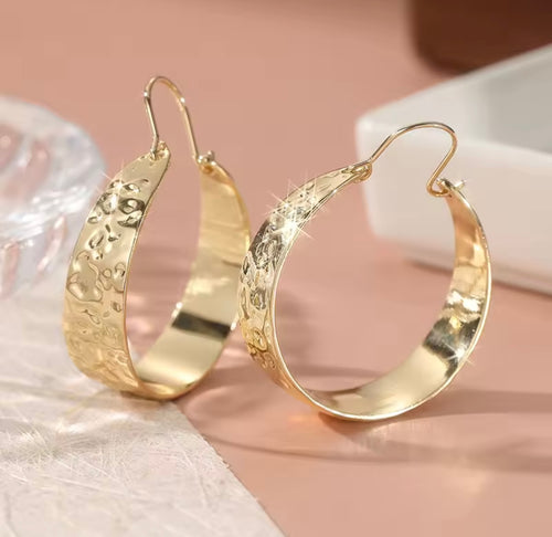 GOLD HOOP DETAILED EARRINGS