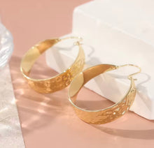 Load image into Gallery viewer, GOLD HOOP DETAILED EARRINGS