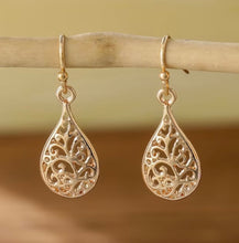 Load image into Gallery viewer, FILIGREE GOLD DANGLE EARRINGS