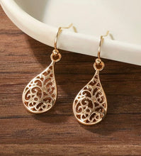 Load image into Gallery viewer, FILIGREE GOLD DANGLE EARRINGS