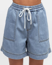 Load image into Gallery viewer, MIRAGE DENIM SHORTS - LIGHT DENIM