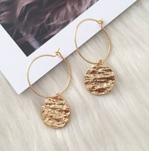 Load image into Gallery viewer, GOLD WATER SURFACE CIRCLE EARRINGS