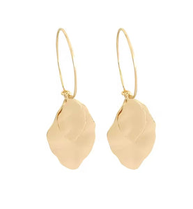 GOLD TWO LEAF CHARM DROP EARRINGS