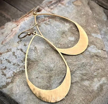 Load image into Gallery viewer, GOLD OVAL PENDANT EARRINGS