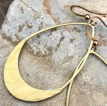 Load image into Gallery viewer, GOLD OVAL PENDANT EARRINGS