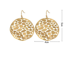Load image into Gallery viewer, GOLD HOLLOW CARVED EARRINGS