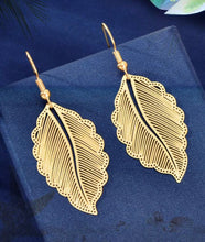 Load image into Gallery viewer, GOLD LEAF PATTERN EARRINGS