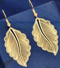 Load image into Gallery viewer, GOLD LEAF PATTERN EARRINGS