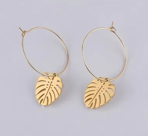 GOLD PALM LEAF HOOP EARRINGS