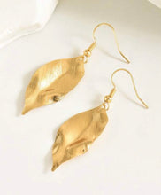 Load image into Gallery viewer, GOLD LEAF EARRINGS