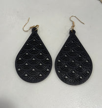 Load image into Gallery viewer, WOODEN BLACK BOHO EARRINGS