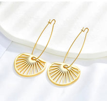 Load image into Gallery viewer, FAN HOOP EARRINGS - GOLD