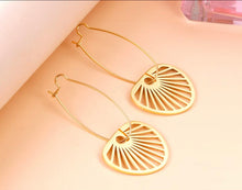 Load image into Gallery viewer, FAN HOOP EARRINGS - GOLD