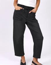 Load image into Gallery viewer, LEO BARREL BLACK JEANS - MONACO