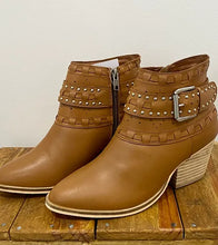 Load image into Gallery viewer, TEMP LEATHER BOOTS - TAN - HUMAN PREMIUM