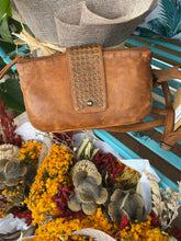 Load image into Gallery viewer, ANYA LEATHER CLUTCH COGNAC - RUGGED HIDE